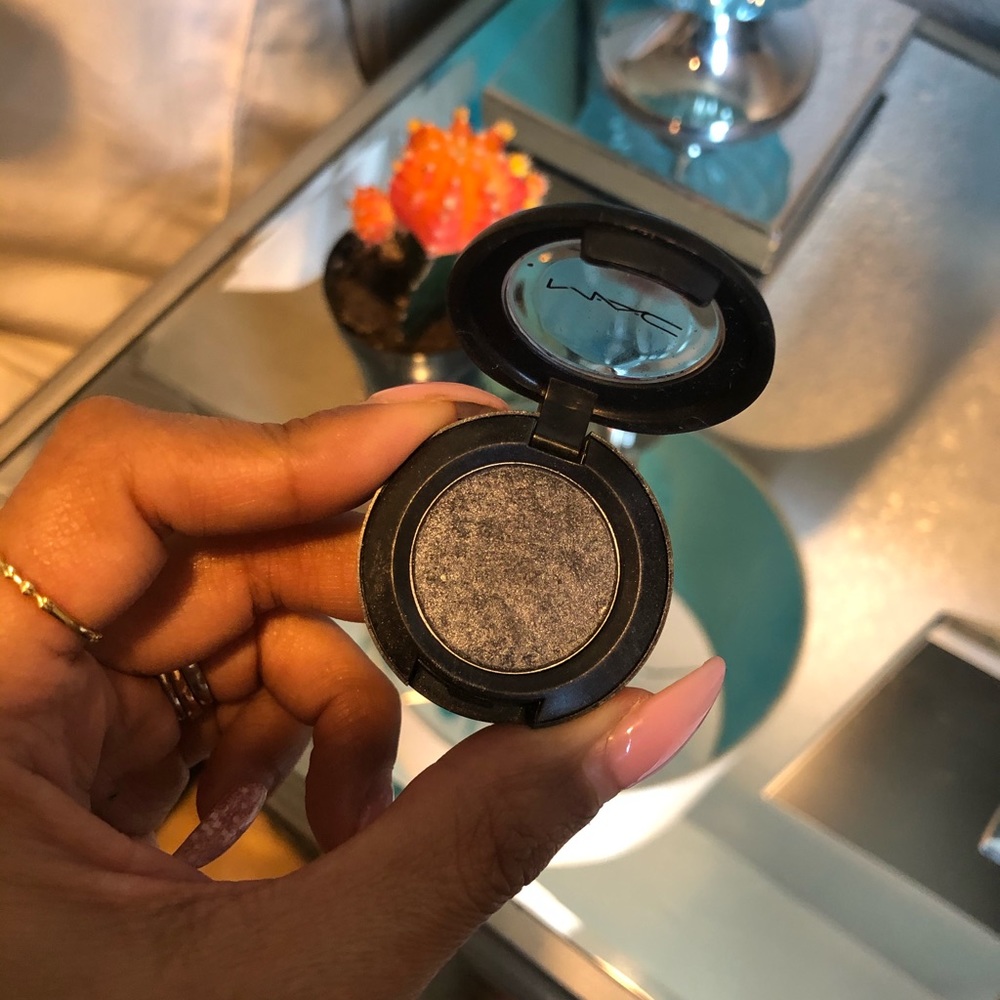 MAC eyeshadow in knight divine.